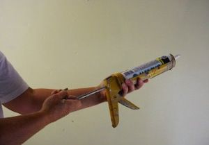photo demonstrating how to use a caulk gun photo demonstrating how to use a caulk gun