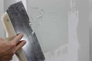 photo applying the finish coat of joint compound on paper corner bead photo applying the finish coat of joint compound on paper corner bead
