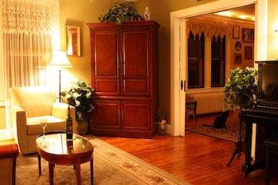 photo interior of a vintage home living room