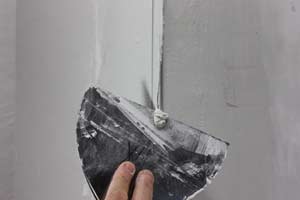 photo scraping joint compound buildup off the peak of paper corner bead photo scraping joint compound buildup off the peak of paper corner bead